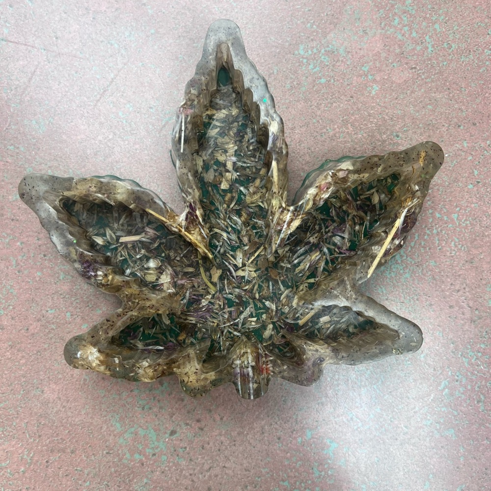 Croak - Natural Leaf-Shaped Resin Art Piece